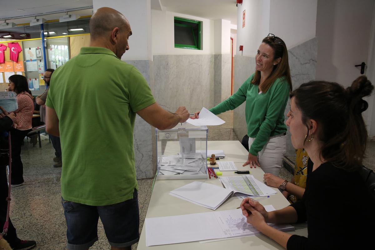 Ambiente durante la jornada de votación en les Escoles Pies de Balmes, en Barcelona