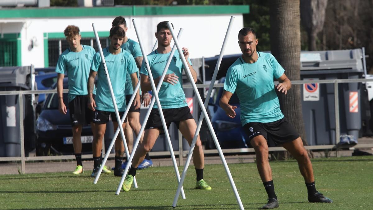 De las Cuevas, Flores, Meléndez, Simo y Samu Delgado, este lunes, durante el entrenamiento de recuperación del Córdoba CF, en la Ciudad Deportiva.