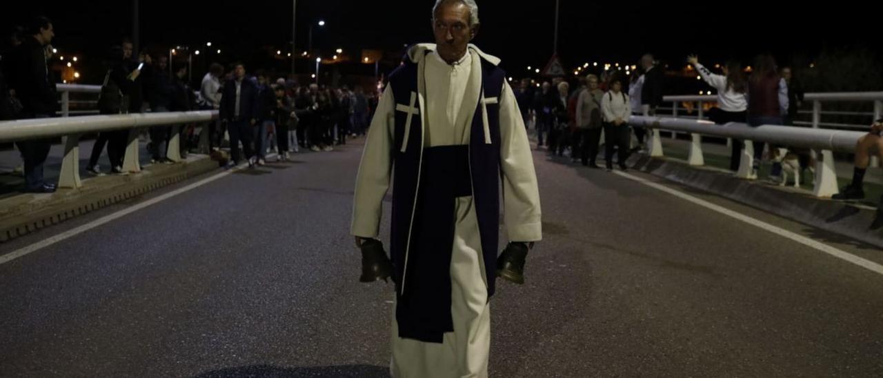 Jesús Rodríguez Asensio, «Suso», este año en el Traslado del Nazareno, en el puente de los Poetas. | Ana Burrieza