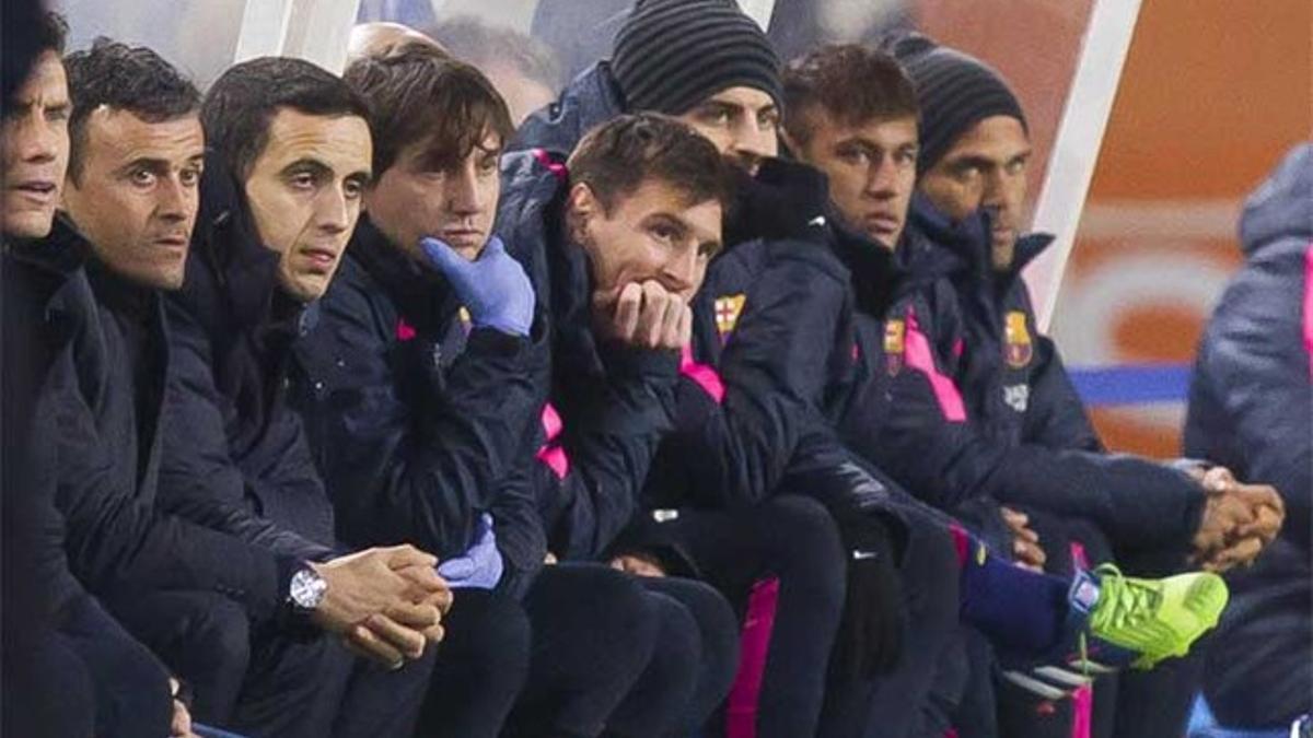 El banquillo del Barça en Anoeta frente a la Real Sociedad con Luis Enrique en primer lugar por la izquierda y Leo Messi en el centro