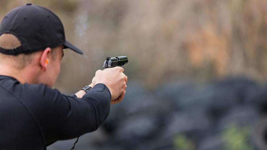 Imagen de un hombre disparando un arma.