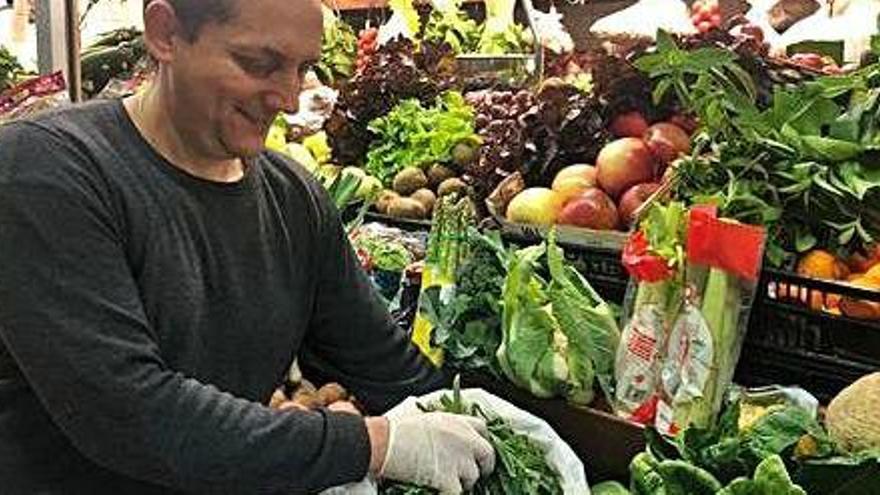 Joan Torres, de Frutas y Verduras Catalina, muestra la &#039;verdura&#039; que ayer tenía a la venta en el Mercat Nou.