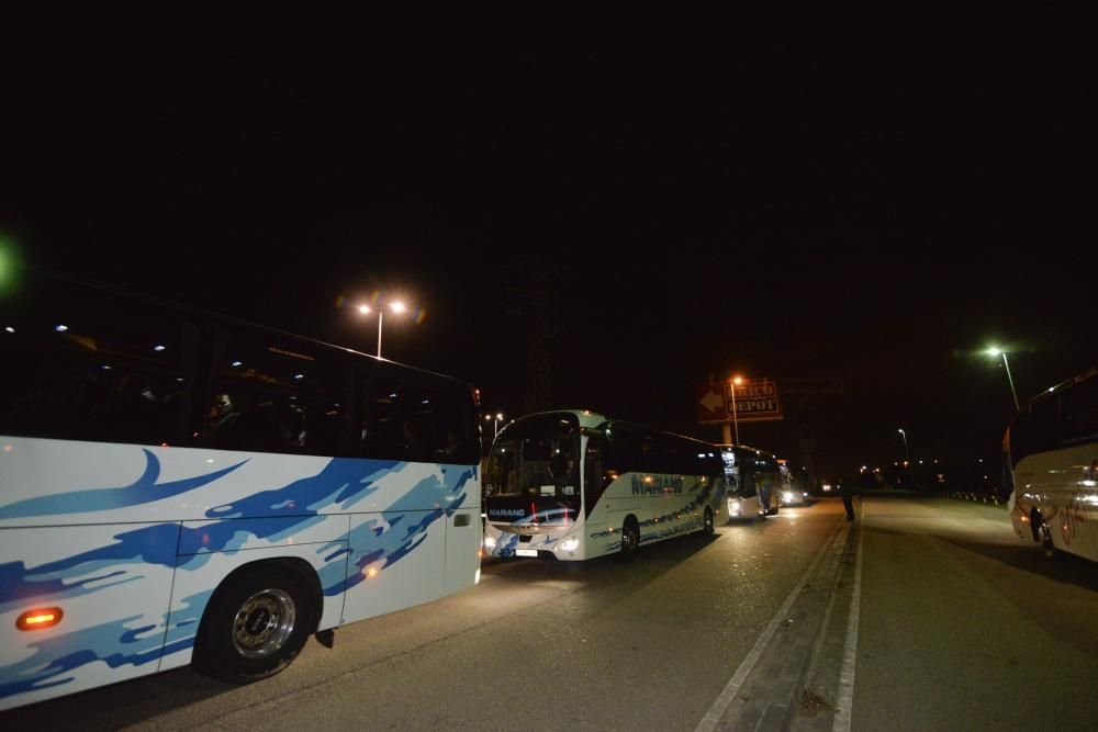 Los trabajadores de Alcoa de Asturias parten hacia Madrid a una manifestación contra el cierre de la fábrica