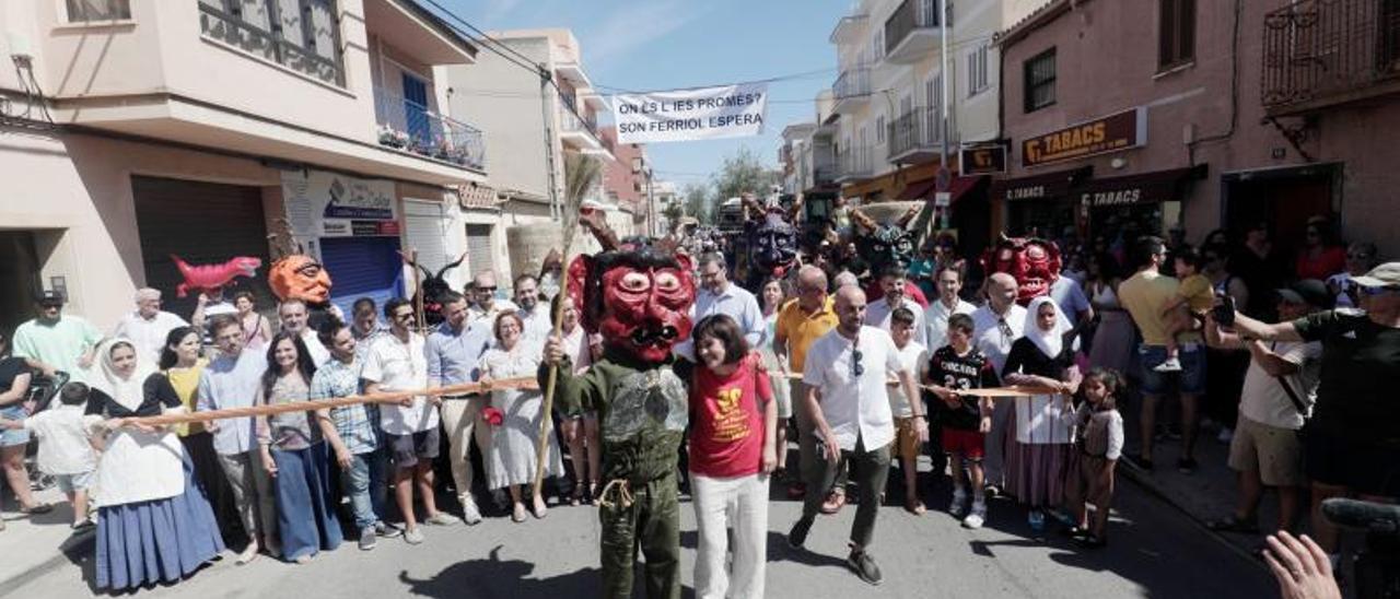 Momento de la inauguración, con el alcalde Hila, detrás, e Iván Cabot, presidente de la asociación vecinal, arriba cartel sobre el instituto.  | MANU MIELNIEZUK