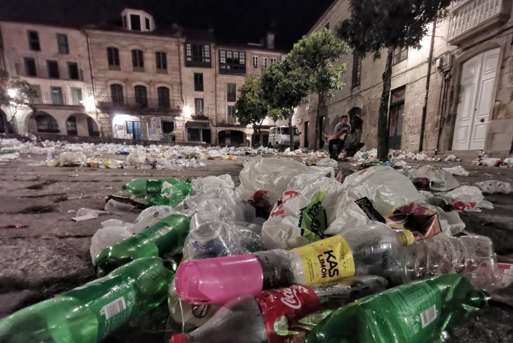 Las "peñas" de Pontevedra dejan un mar de basura y críticas