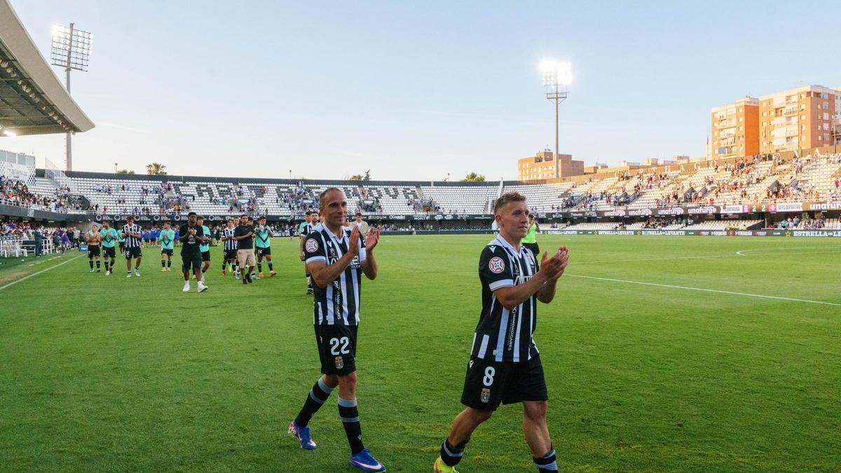 Nacho Martínez y Pablo DeBlasis, jugadores del FCCartagena, al  término del último partid ode la temporada en el Cartagonova.