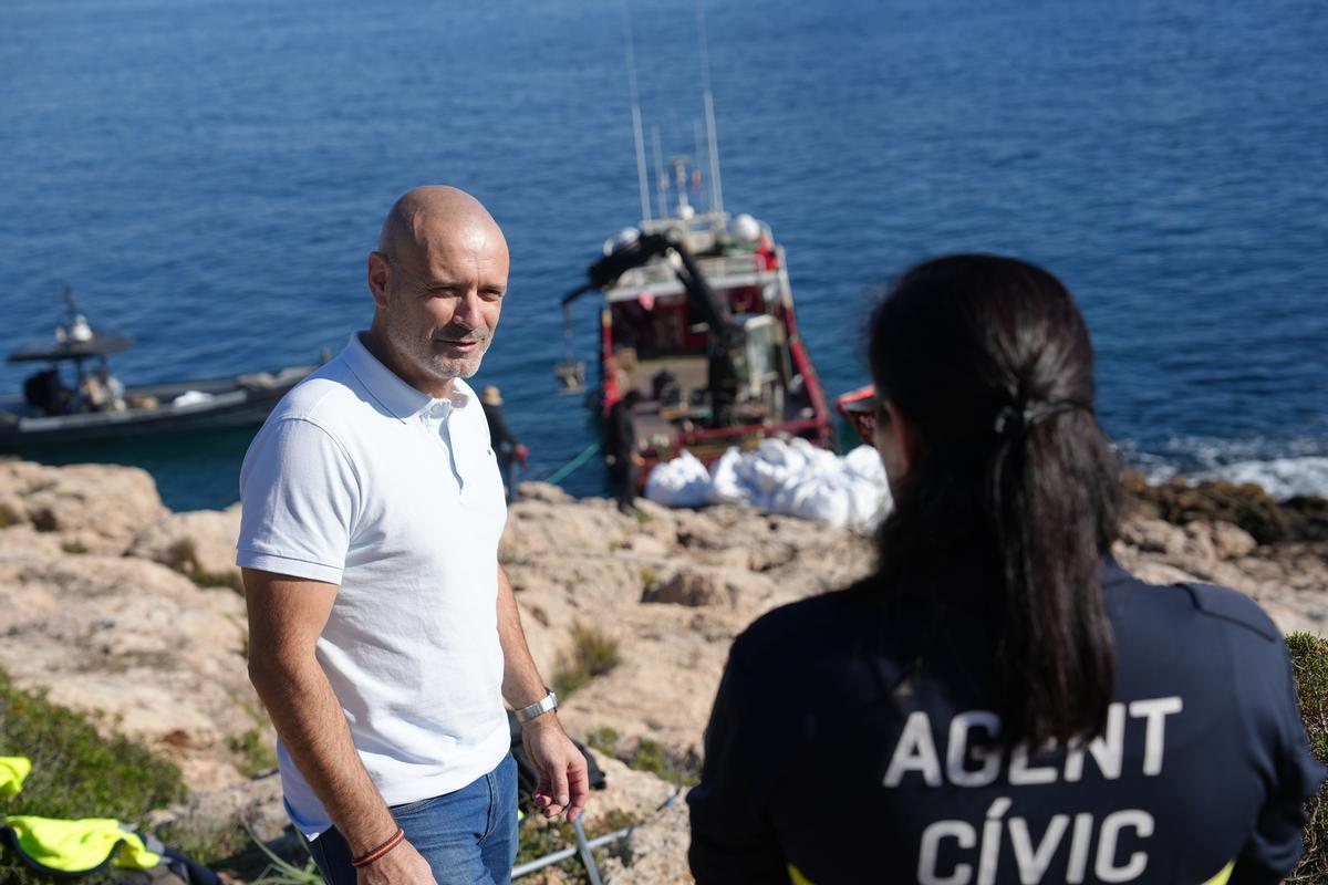 Retirada de los residuos en una barca