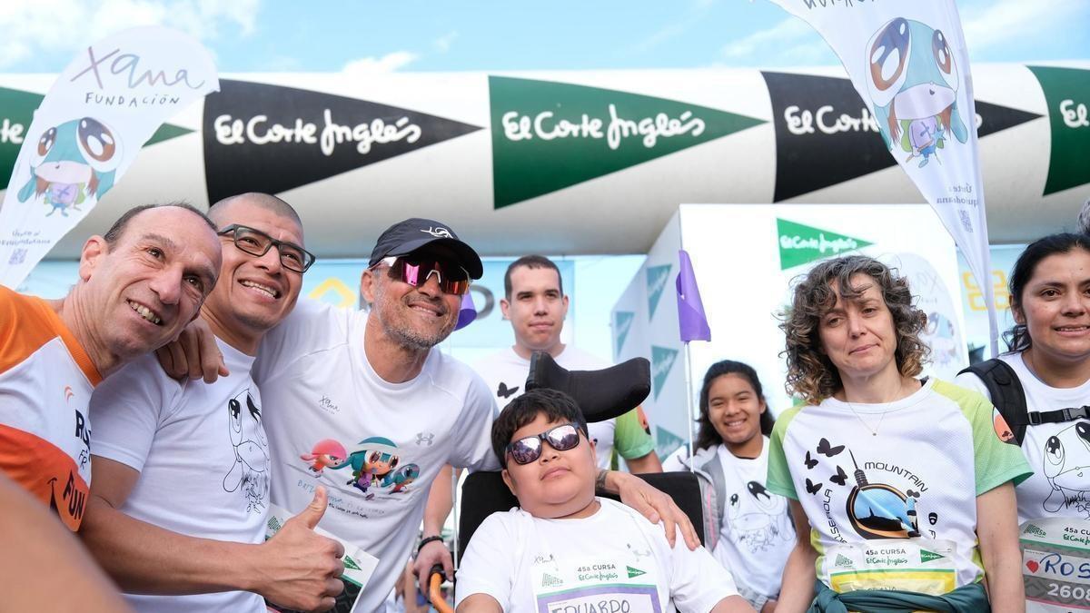 Luis Enrique, junto a miembros de la Fundación