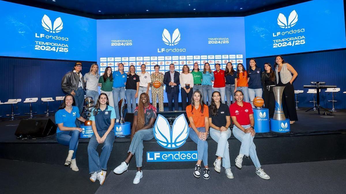 Raquel Carrera y Awa Fam, entre las representantes de todos los equipos y el 3x3 con Vega Gimeno y Sandra Ygueravide, en la presentación de la LF Endesa