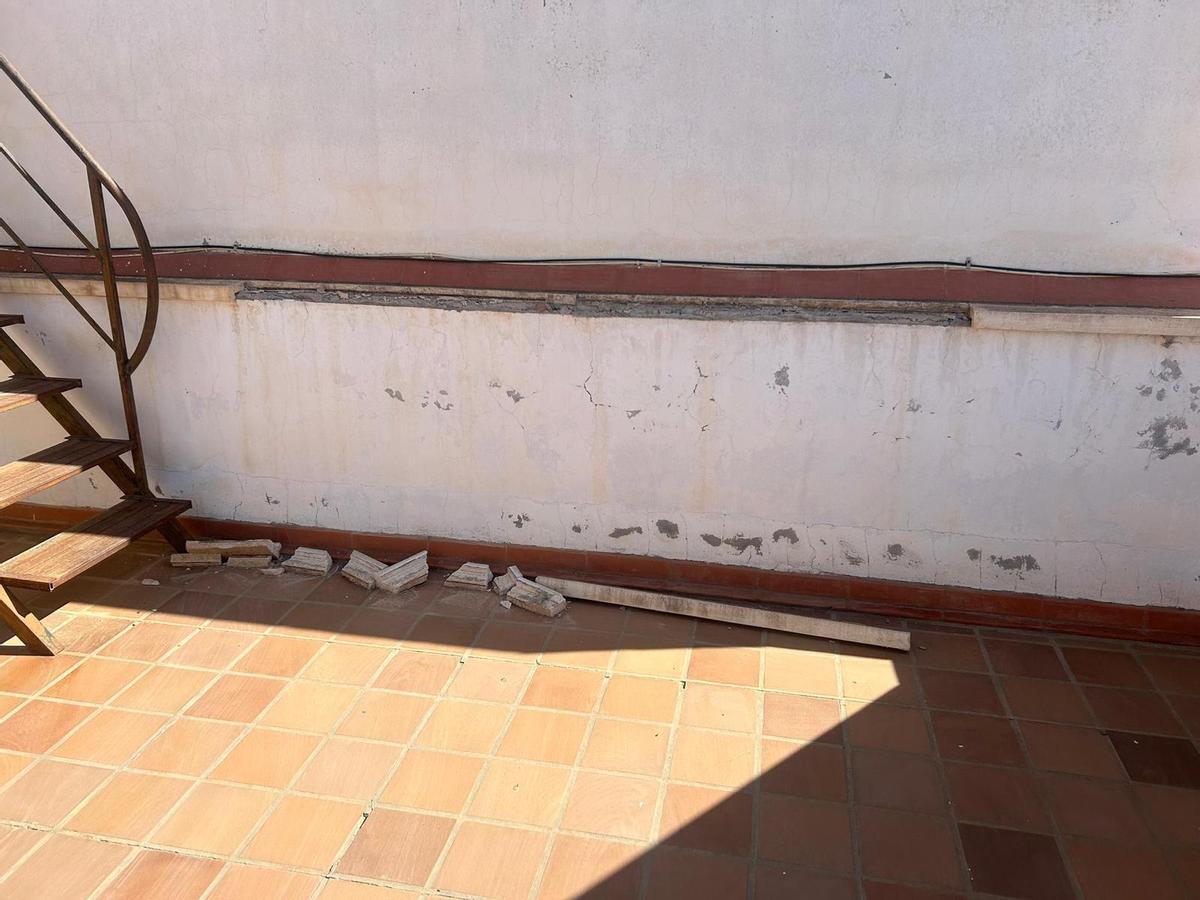 Cascotes en la terraza desprendidos de la albardilla