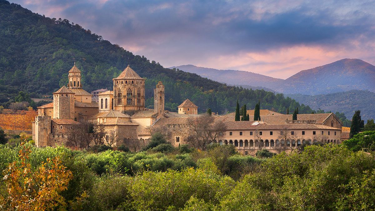 El Real Monasterio de Santa Maria de Poblet, Patrimonio Mundial de la UNESCO, uno de los grandes hitos del románico y del Císter en Cataluña.