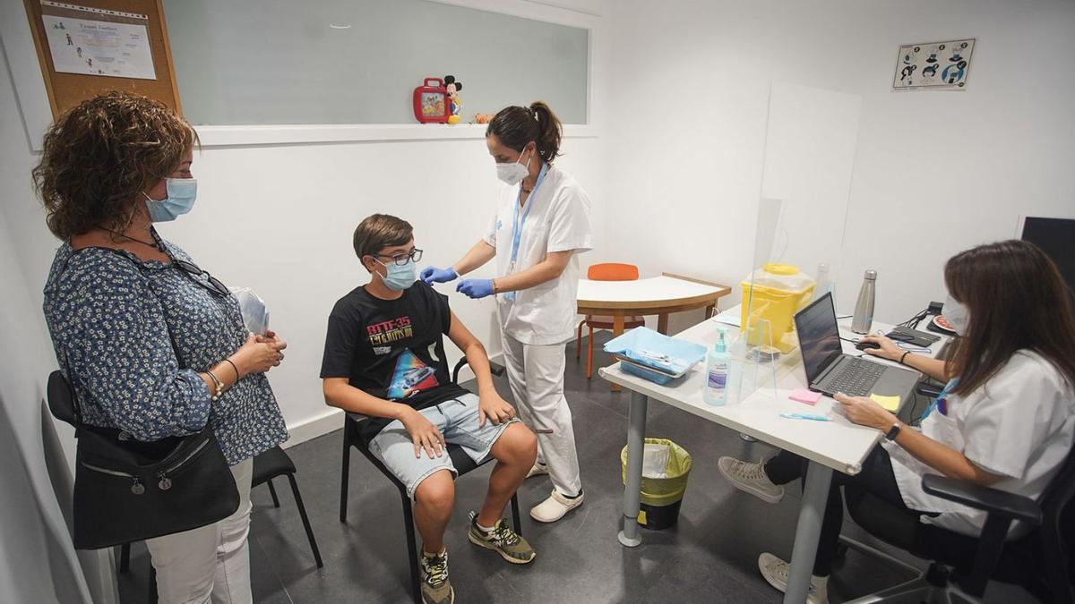 Una sanitària administra una vacuna contra la covid a un adolescent, l’octubre passat. | MARC MARTÍ/ARXIU