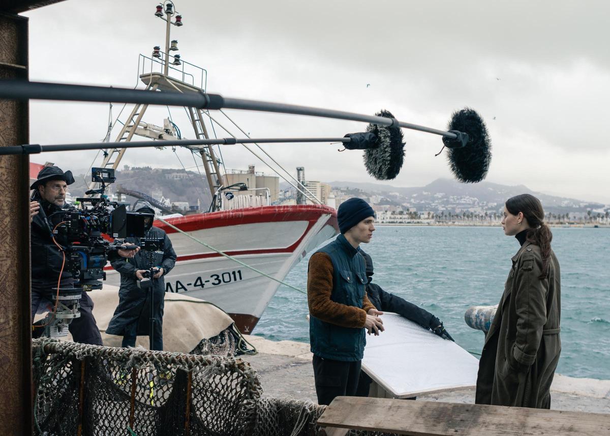 LA CHICA DE NIEVE. Hugo Welzel, como Nacho, y Milena Smit, como Miren, en una escena del episodio 3