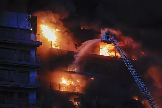 VÍDEO: S'eleven a deu les víctimes mortals de l'incendi d'un edifici a València