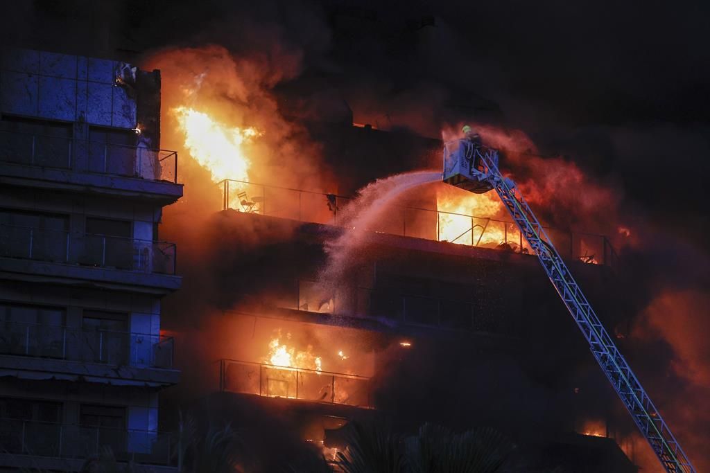 Espectacular incendi en un edifici de València