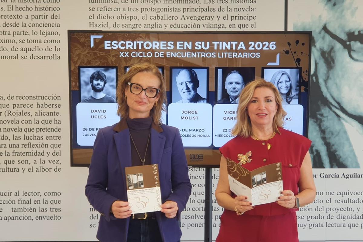 La concejala de Cultura de Molina de Segura, María Hernández, y la periodista Lola Gracia, en la presentación de 'Escritores en su tinta 2026'.