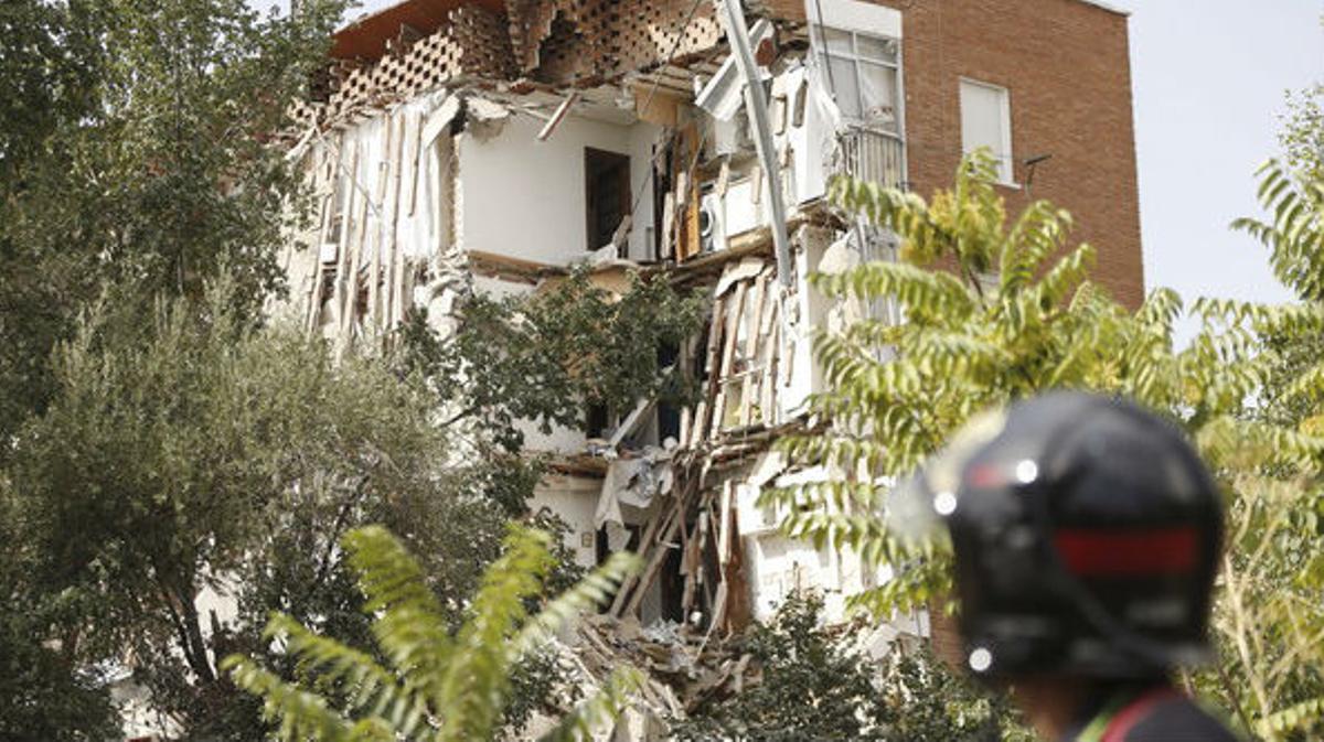 Parte del edifico que esta madrugada fue desalojado en Madrid por los bomberos por riesgo de derrumbe, se ha venido abajo pocas horas después.