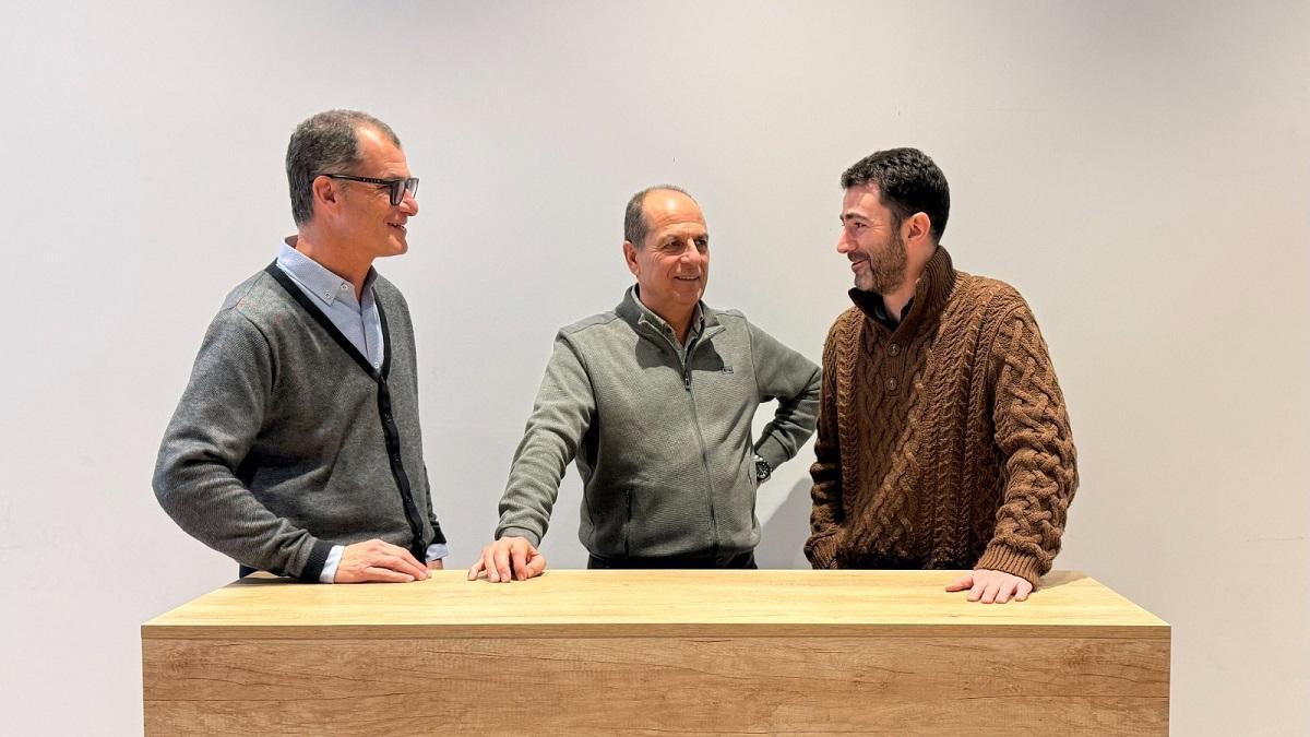 Joan i Josep Company amb Albert Bosch de Housfy després de signar l'acord.