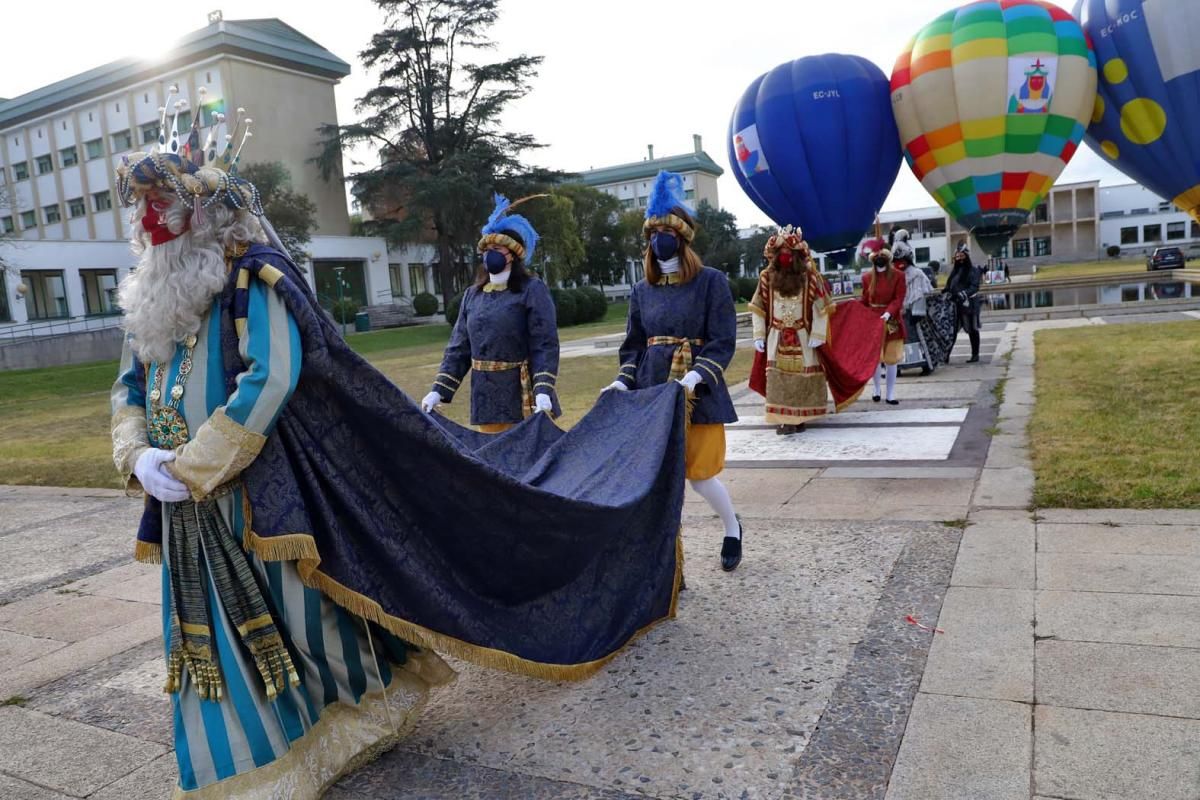 Los Reyes Magos surcan en globo el cielo de Córdoba