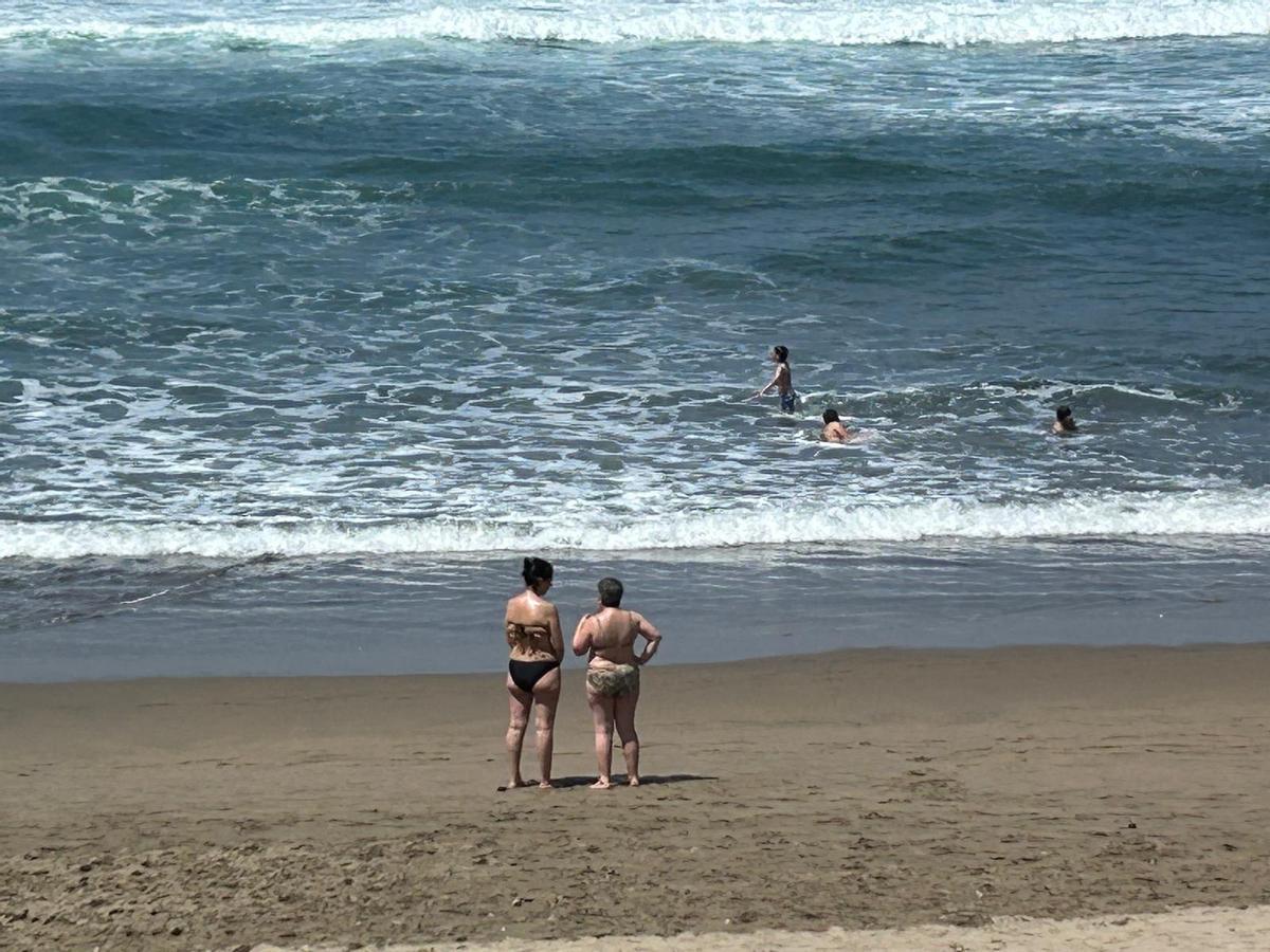 EN IMÁGENES: Labores de búsqueda por tierra, mar y aire de Iyán García, avilesino de 19 años desaparecido tras ser arrastrado por la corriente en Salinas.