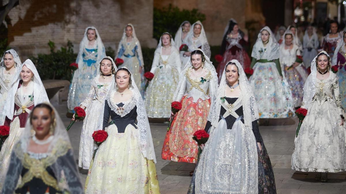 Ofrenda de flores a la Mare de Déu a cargo de la fallas de València.