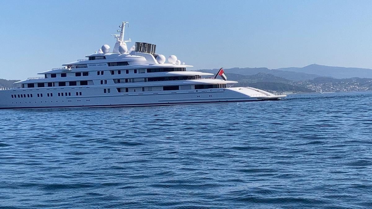 El megayate del jeque árabe ya fondea en Vigo