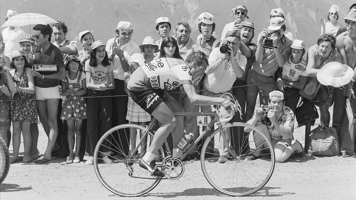 segea49005950 deportes  belgian cyclist lucien van impe rides past support190710085201