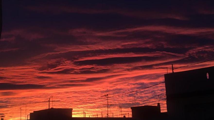 Candilazo o arrebol espectacular en el cielo de València durante el atardecer del 27 de diciembre.