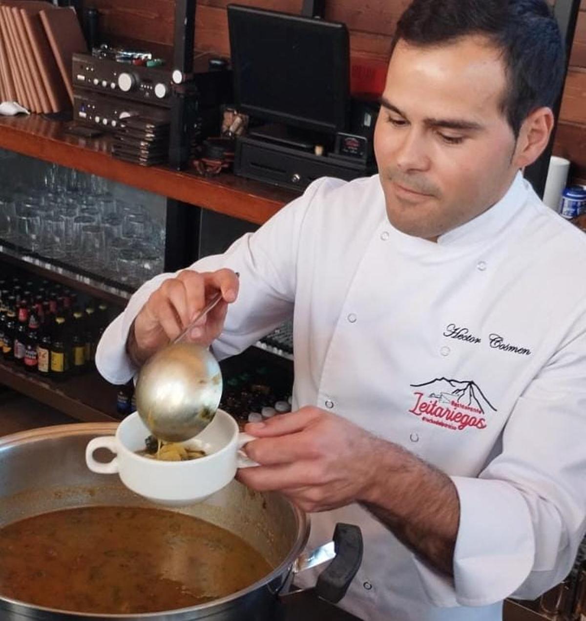 Héctor Cosmen sirviendo el cocido.