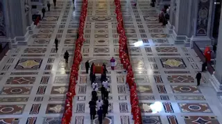 Las sobrecogedoras imágenes de los cardenales escoltando el ataúd del papa Francisco