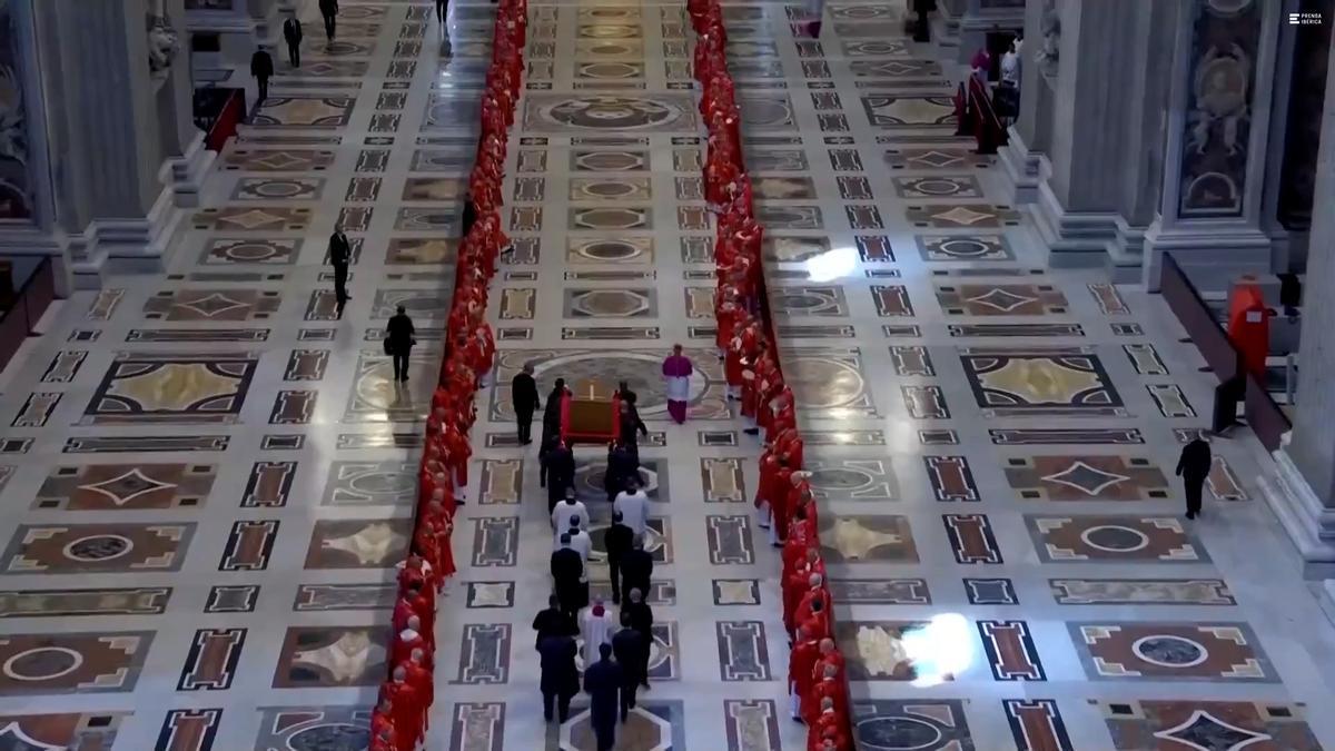 Las sobrecogedoras imágenes de los cardenales escoltando el ataúd del papa Francisco