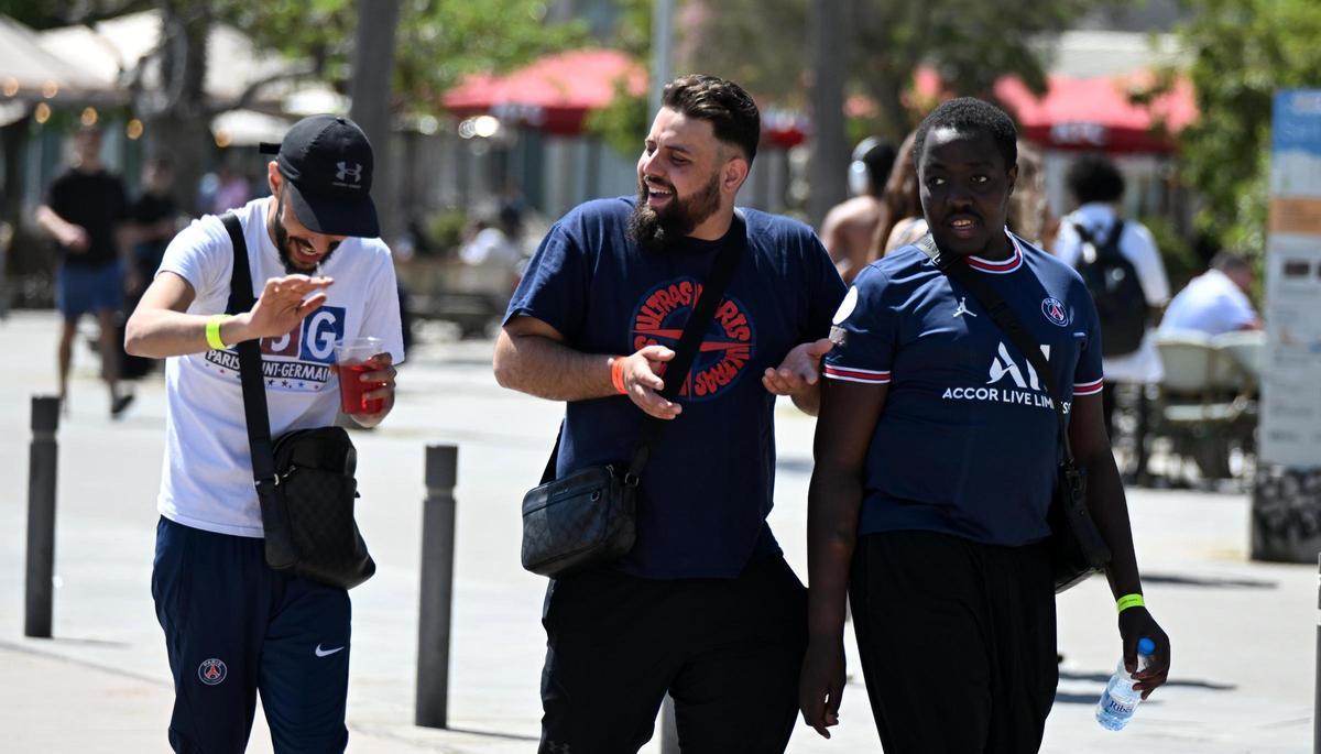 Previa del Barcelona contra el PSG: los aficionados recorren la Barceloneta