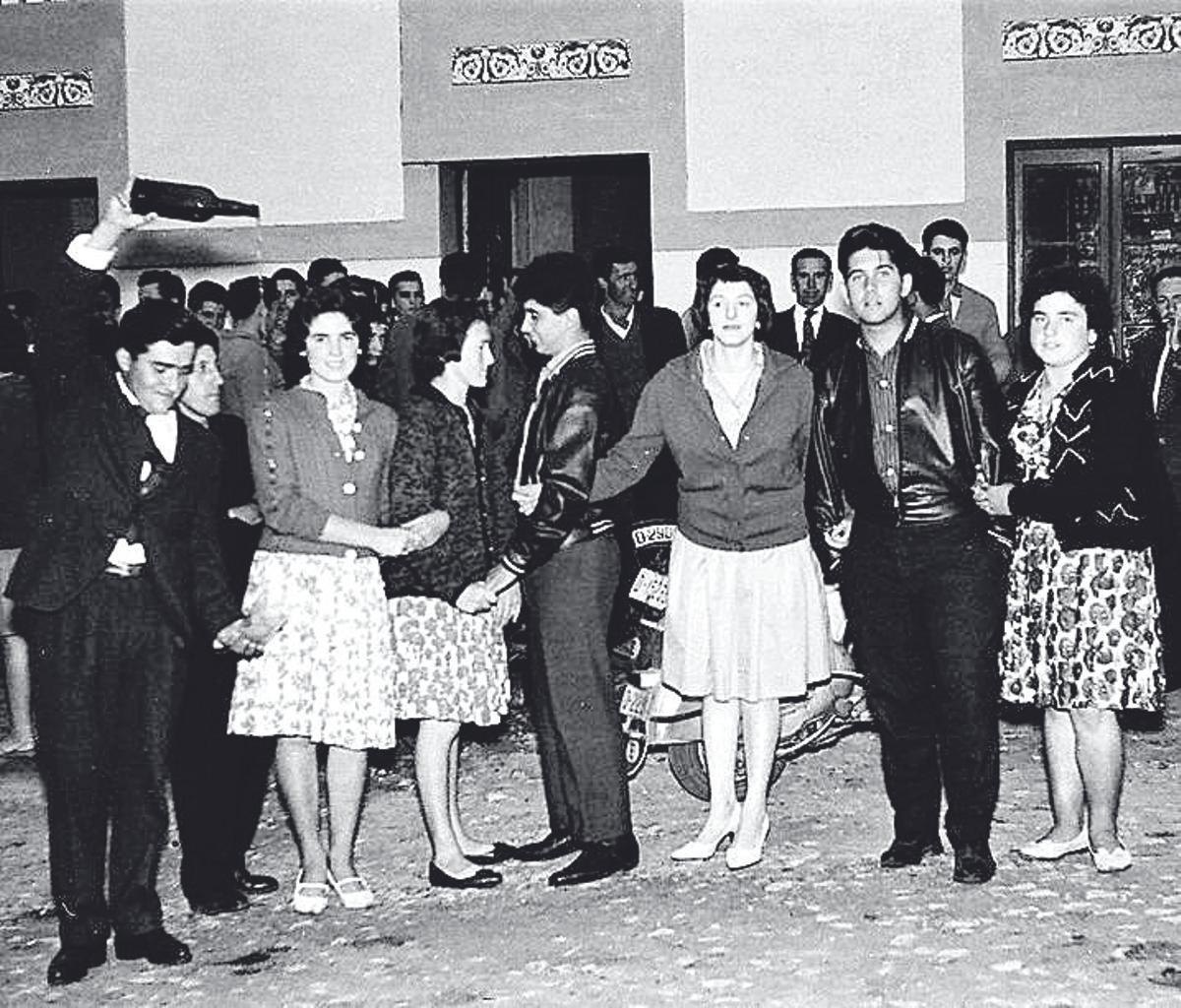 Una festa en el salón Dorado.