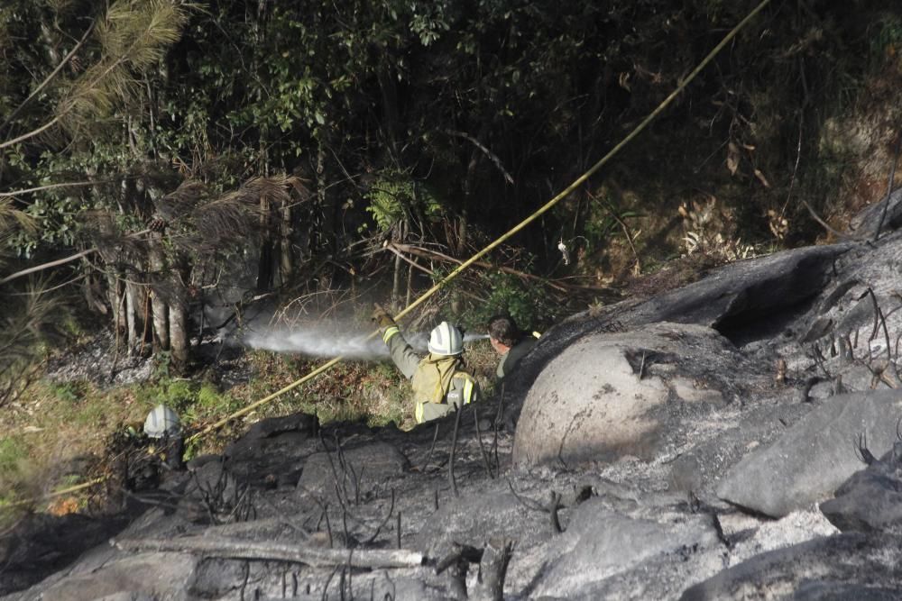 Incendios en Galicia | Un incendio nocturno quema 15 hectáreas en Domaio sobre el puente de Rande