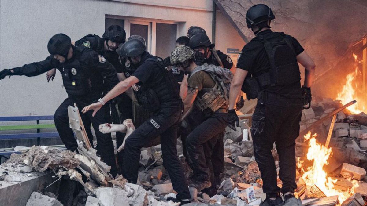 Equips de rescat ucraïnesos, dilluns, després d’un atac a Khàrkiv. | NICOLAS CLEUET / DPA