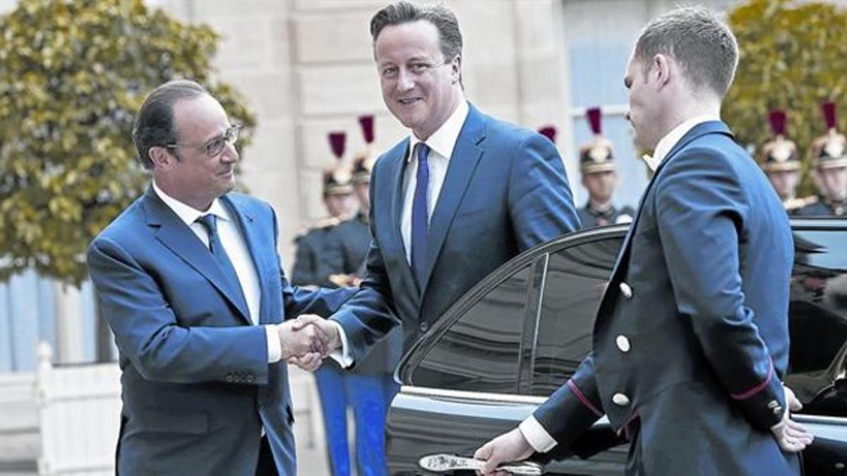 Hollande (izquierda) recibe a Cameron a su llegada al Elíseo, este jueves.