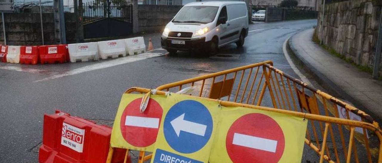 El acceso a Monte Porreiro por Os Campos estará cortado tres semanas. // Rafa Vázquez