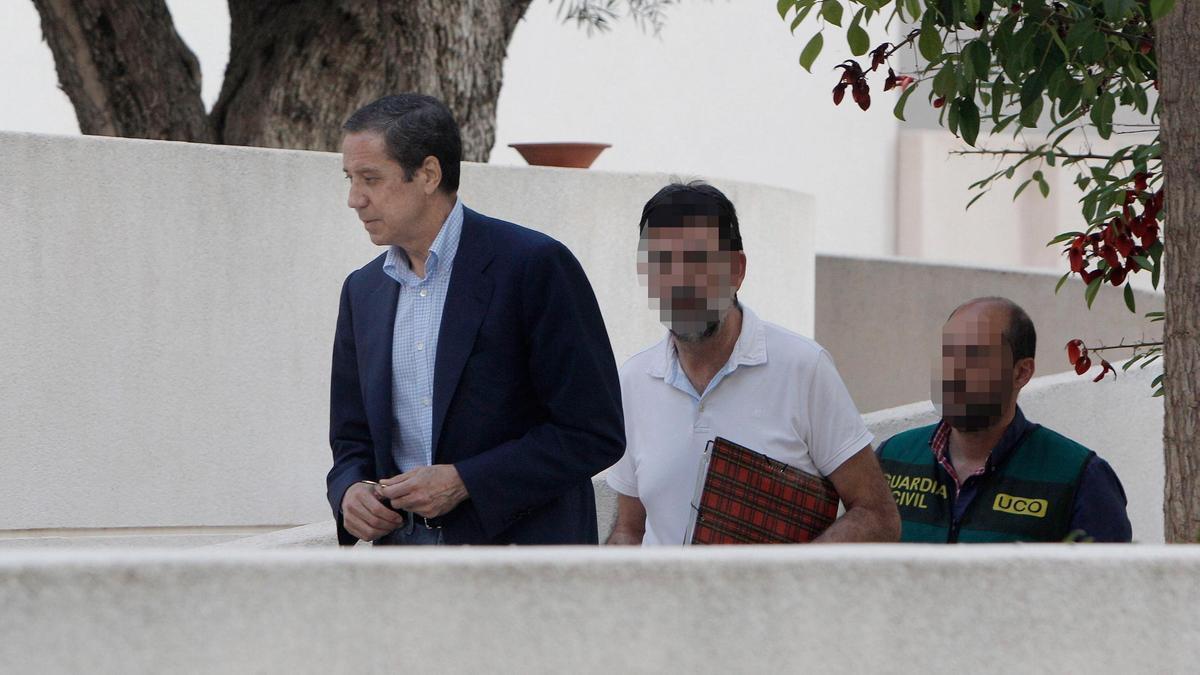 El expresidente de la Generalitat, Eduardo Zaplana, llega su chalé de Benidorm con el secretario judicial y un agente de la UCO, el 22 de mayo de 2018.