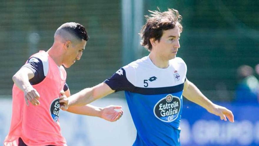 Mosquera protege el balón del acoso de Fayçal Fajr en el entrenamiento del Deportivo de ayer.