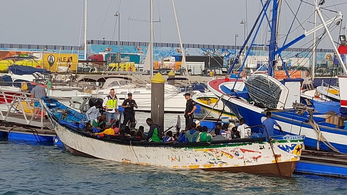 Salvamento Marítimo rescata a los 60 migrantes de un cayuco a siete millas de Los Cristianos (Tenerife)