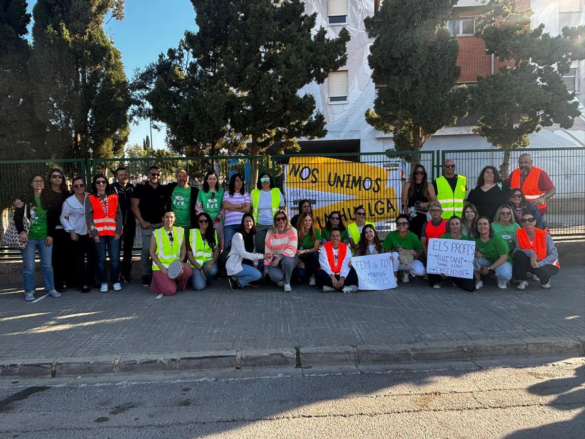 Protesta a las puertas del CEIP Vilamar del Port de Sagunt.