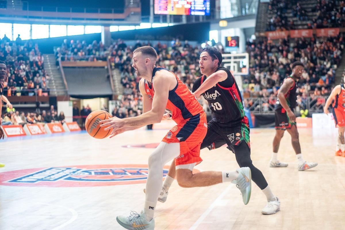 Joe Cremo ataca la pintura en un duelo de esta temporada.