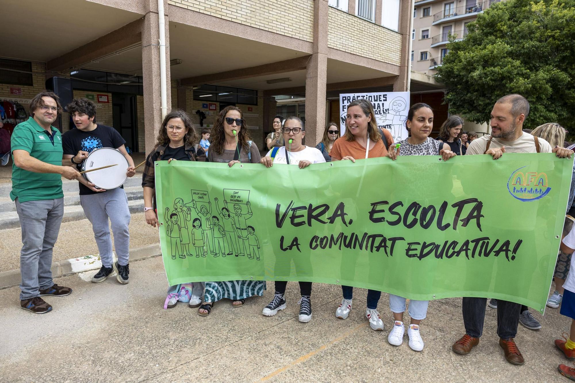 Más de un centenar de personas participan en la cacerolada contra la ampliación del CEIP Pràctiques de Palma propuesta por Educación