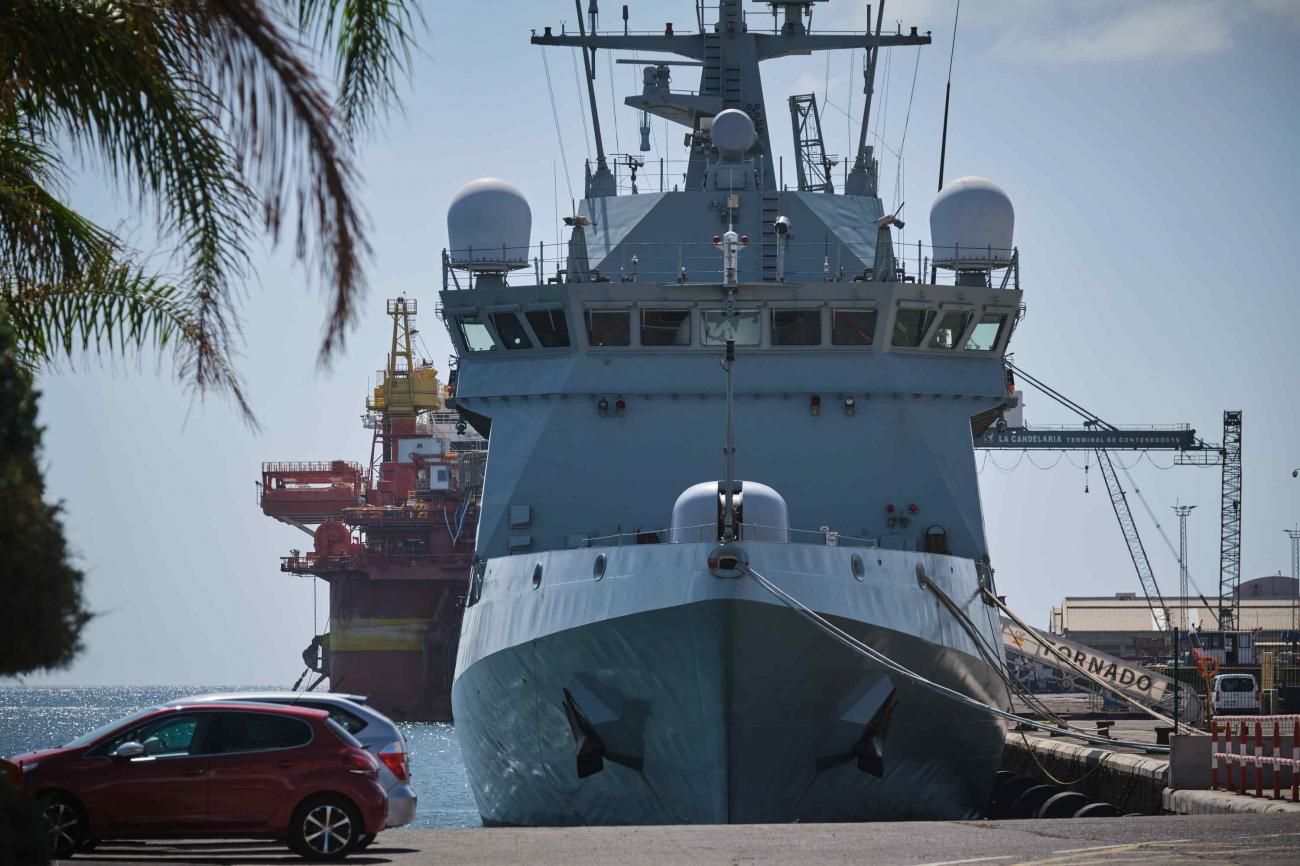 Llegada del barco de la armada Tornado al Puerto de Santa Cruz