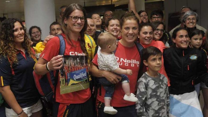 Paula Medín y Vanesa Rial, a su llegada a Alvedro tras conseguir la plaza para los Juegos Olímpicos.