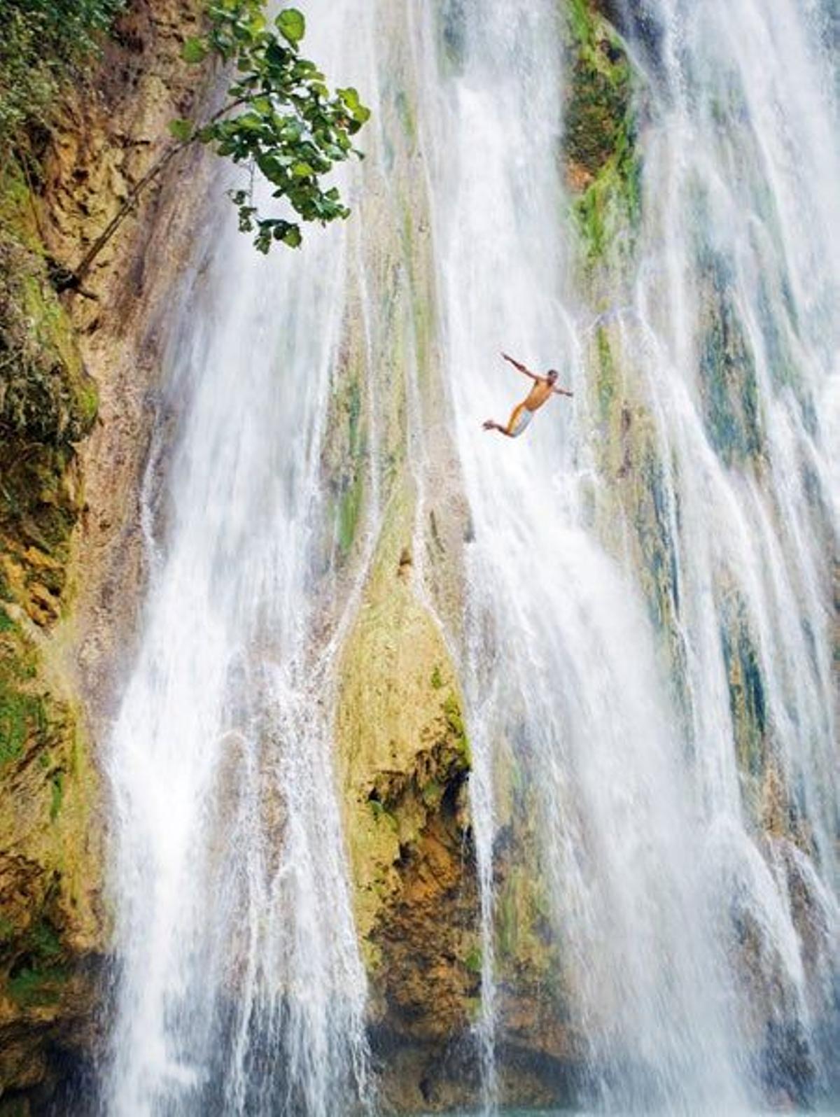 Uno de los atractivos turísticos de la Península es visitar el Salto del Limón, una gran cascada