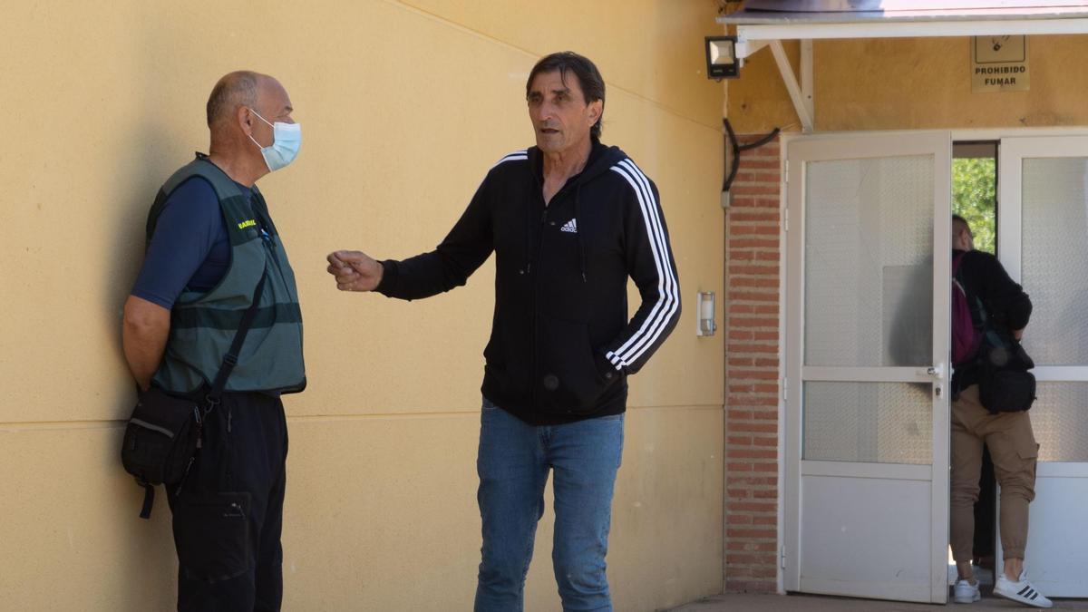 El alcalde de Moraleja, Ángel Villamor, conversa con un guardia civil el día de la investigación en la Residencia