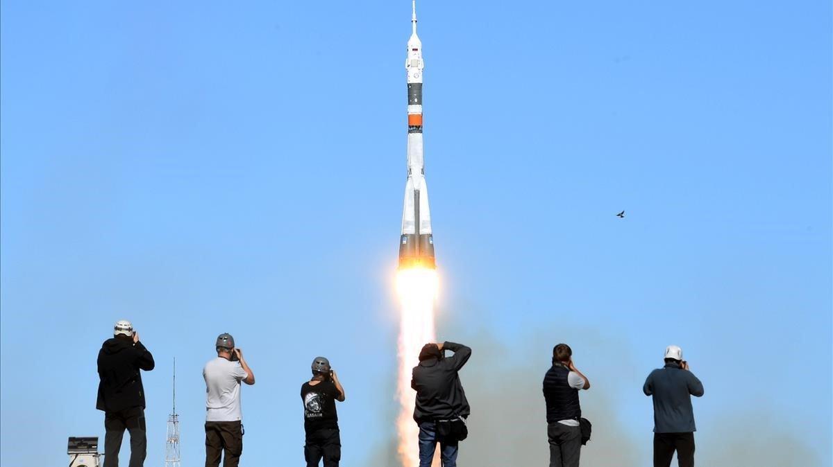 zentauroepp45422708 photographers take pictures as russia s soyuz ms 10 spacecra181011110948