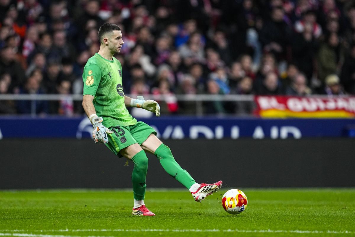 Joan Garcia trata de controlar la pelota en la jugada del primer gol del Atlético