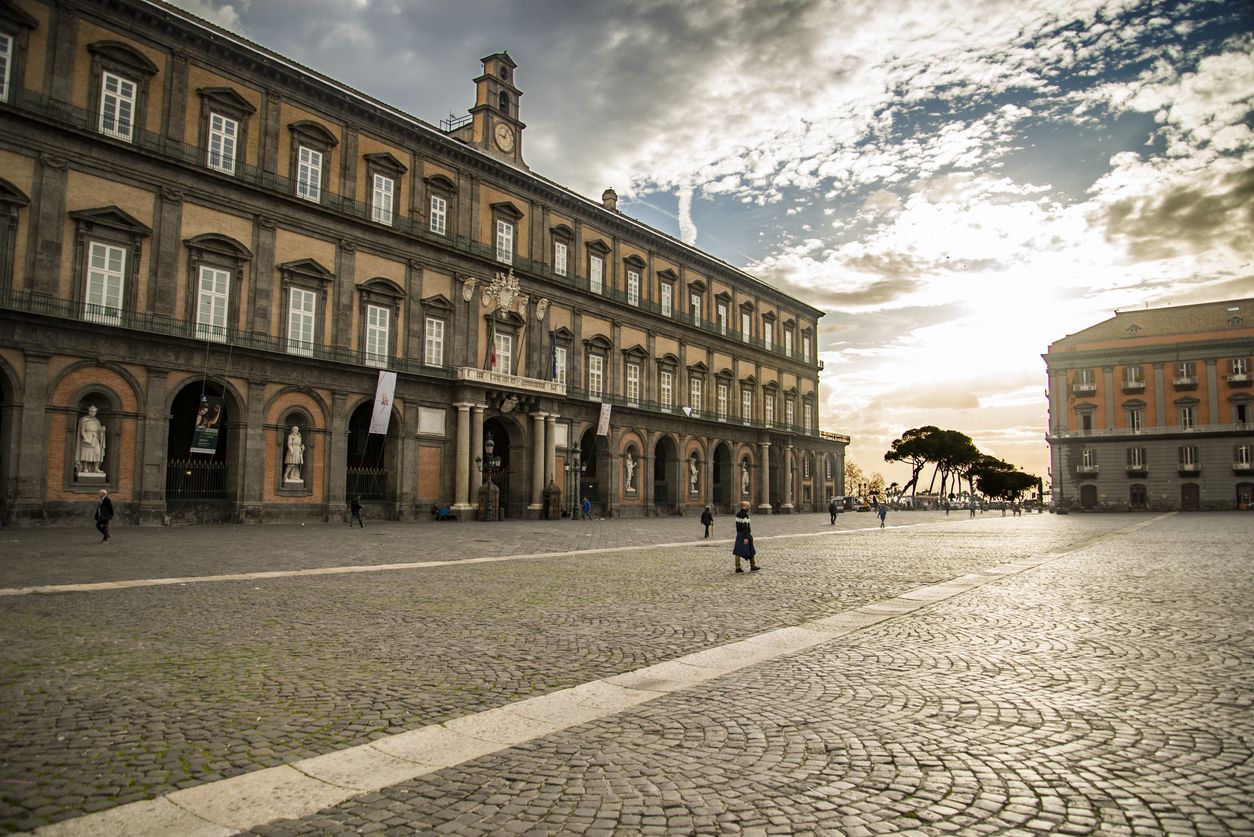 El Palacio Real, en la plaza del Plebiscito.